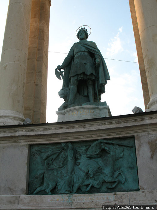 Ласло I Святой,король Венгрии.
 Барельеф: Св.Ласло наказывает похитителя. Будапешт, Венгрия