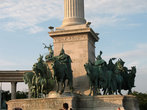 Фигуры семи Венгерских вождей,приведших народ на Паннонийскую равнину.В центре — Арпад, считающийся основателем Венгерской нации.