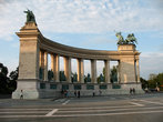 Левая полуколоннада.Наверху аллегорические скульптуры: с левой стороны — Труд и Благосостояние,с правой — Война.