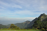 Горная гряда Хьюнасгирии — ворота в горную часть Шри-Ланки. Совсем недалеко отсюда — заповедные Думбара Хиллз, или Костяшки, названные так  за сходство с ребром ладони, сжатой в кулак  (knuckles).