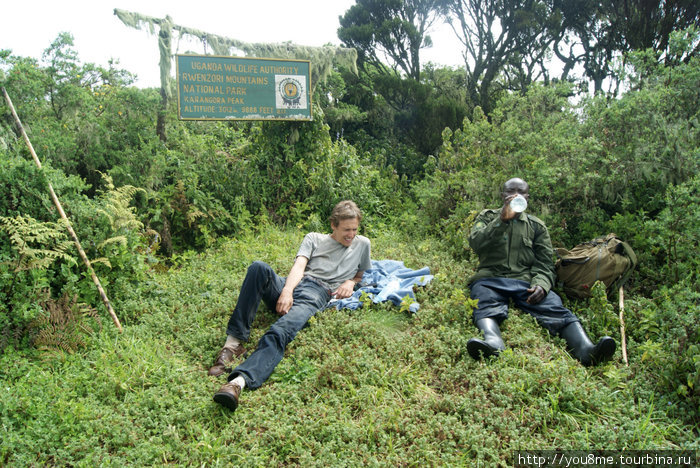 мужчины отдыхают Рвензори Маунтинс Национальный Парк, Уганда