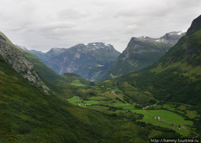 Спускаемся по дилине тролей. А за этой долиной красивейший фьорд Норвегия
