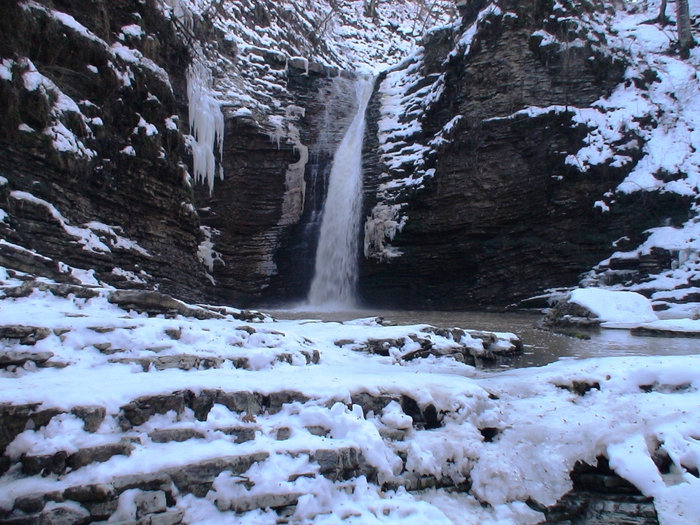 Нижний каскад водопада Руфабго зимой. Адыгея, Россия