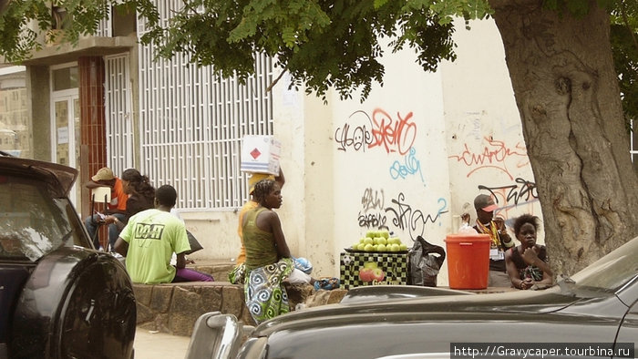 Уличная торговля — удел женщин и подростков. Луанда, Ангола