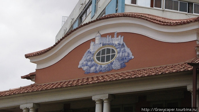 Часто встречаются такие керамические вставки в фронтонах и стенах домов — тяжелое наследие колониализма. Луанда, Ангола