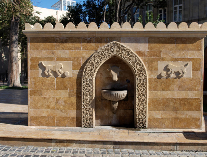 Источник с питьевой водой в центре Ичяри-Шяхяр Баку, Азербайджан