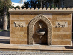 Источник с питьевой водой в центре Ичяри-Шяхяр
