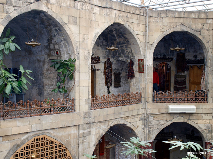 На первом этаже — ресторан, на втором — сувенирные маазинчики Баку, Азербайджан