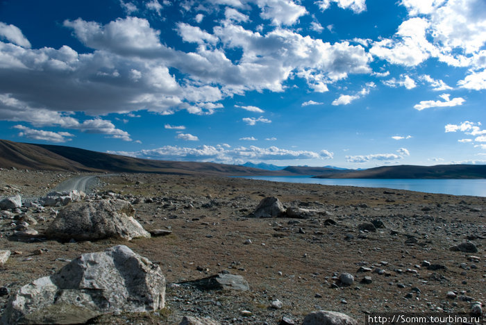 Маленькое безымянное озерцо по дороге. Баян-Улэгэйский аймак, Монголия