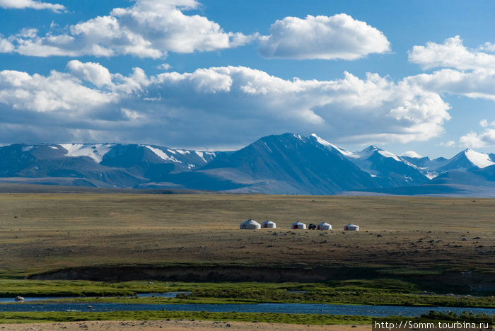 В 20 километрах от Хурган-Нуура. Так живут алтайские араты. Баян-Улэгэйский аймак, Монголия