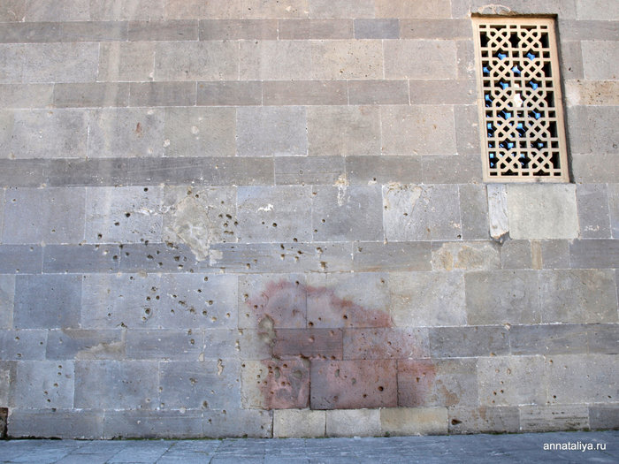 На одной из стен дворца видны следы от устроенного здесь военными тира в 19 веке Баку, Азербайджан