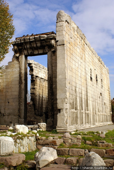 Руины храма Августа / Ögüst Mabedi
