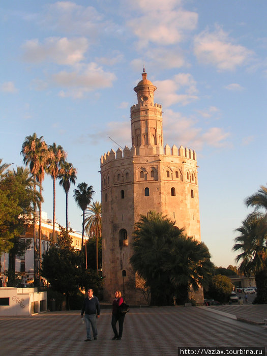 Башня в солнечных лучах Севилья, Испания