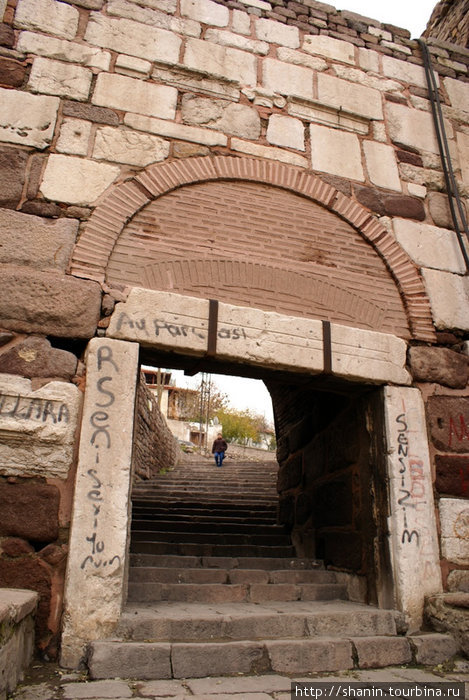 Ворота в крепостной стене — вход только для пешеходов Анкара, Турция