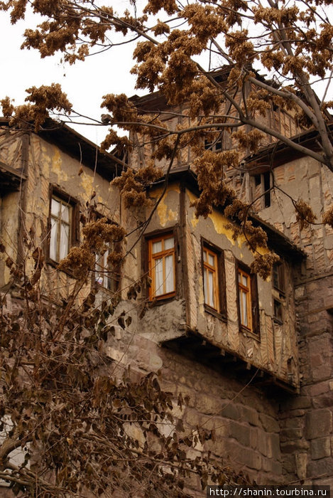 Дома прилепились прямо на крепостной стене Анкара, Турция