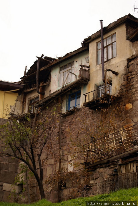 Крепостная стена и домики Анкара, Турция