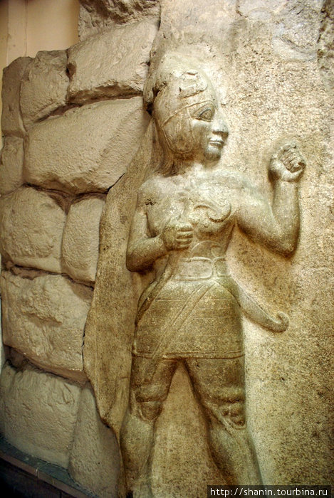 Каменная фигура воина с боевым топором Анкара, Турция