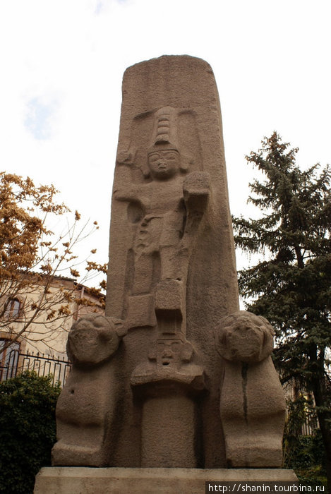 Памятник у музея во внутреннем дворике Анкара, Турция