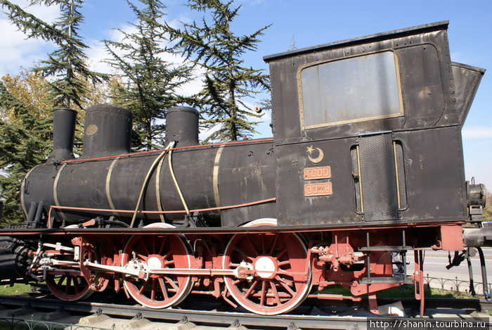 Старый паровоз — памятник у железнодорожного вокзала Анкара, Турция