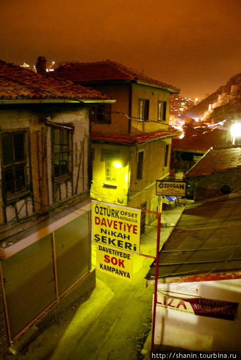 Ночью на улочках старой Анкары очень пустынно — ночная жизнь кипит в современном городе Анкара, Турция