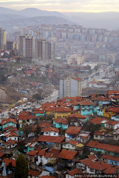 Видна граница между старым (застроенным малоэтажными домами с черепичными крышами)  и новым городом с многоэтажными зданиями Анкара, Турция