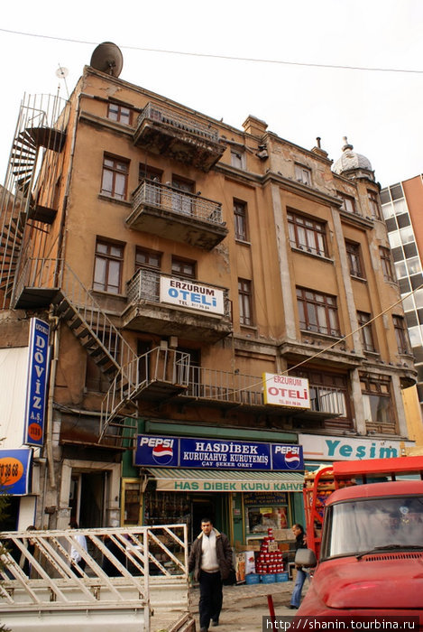 Именно такие отели и есть в Старом городе Анкара, Турция