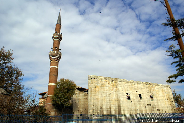 Минарет мечети Хаджи Байрам и стена храма Августа Анкара, Турция