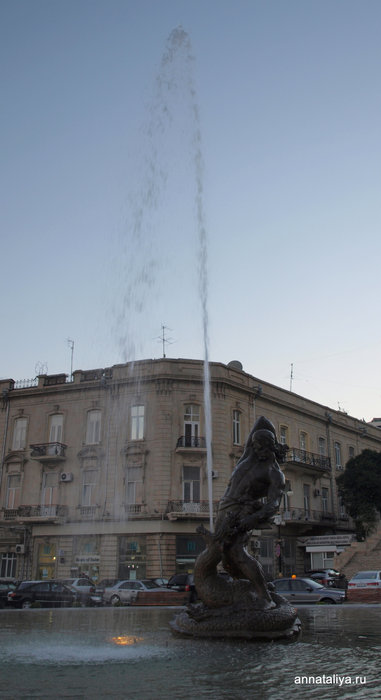 Памятник-фонтан Бахрамгуру — герою поэмы Низами Семь красавиц Баку, Азербайджан