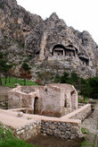 Руины бани и гробницы на скале