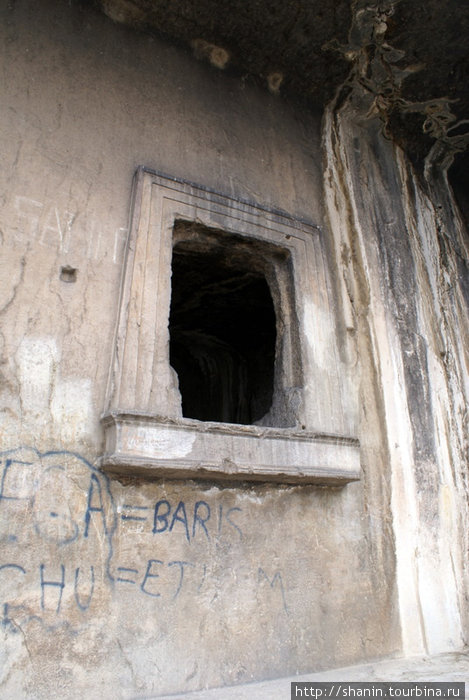 Окно гробницы — внитри все равно пусто Амасья, Турция
