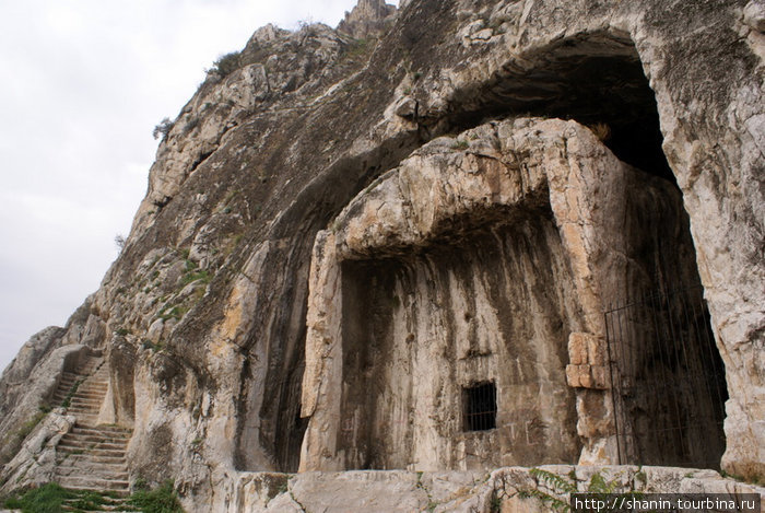 Гробницы вырезали прямо в скале Амасья, Турция