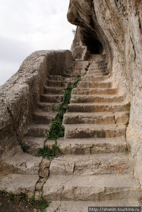 Каменная лестница к гробницам Амасья, Турция