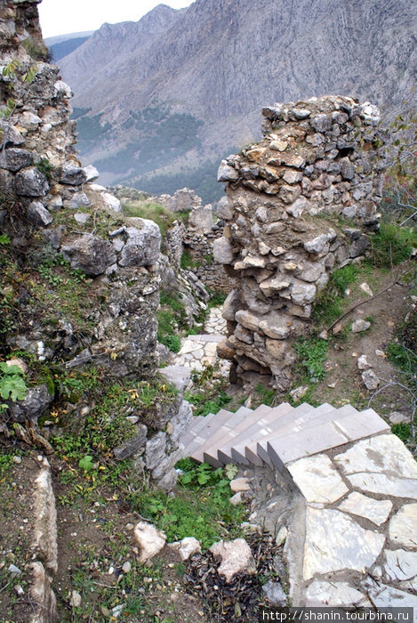 Между двух рядом стен узкая тропа Амасья, Турция