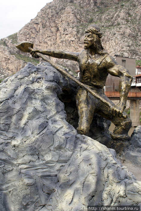 Аналог нашего рабочего с молотом — памятник на набережной Амасья, Турция