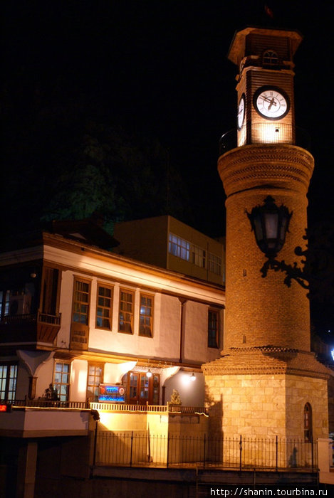 Башня с часами ночью Амасья, Турция