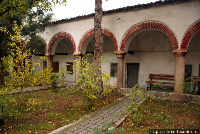Во внутреннем дворе мечети Шамлар Амасья, Турция
