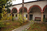 Во внутреннем дворе мечети Шамлар