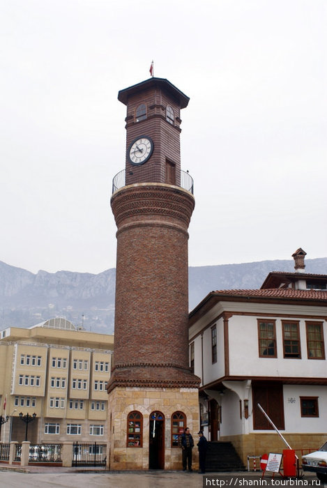 Башня с часами у реки Амасья, Турция