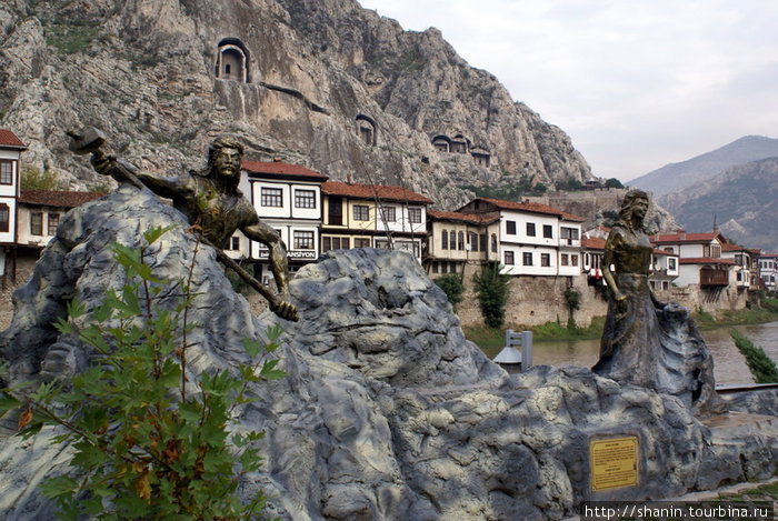 Памятник на набережной Амасья, Турция