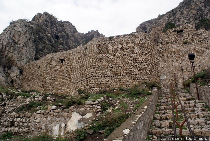 Каменная стена над городом Амасья, Турция