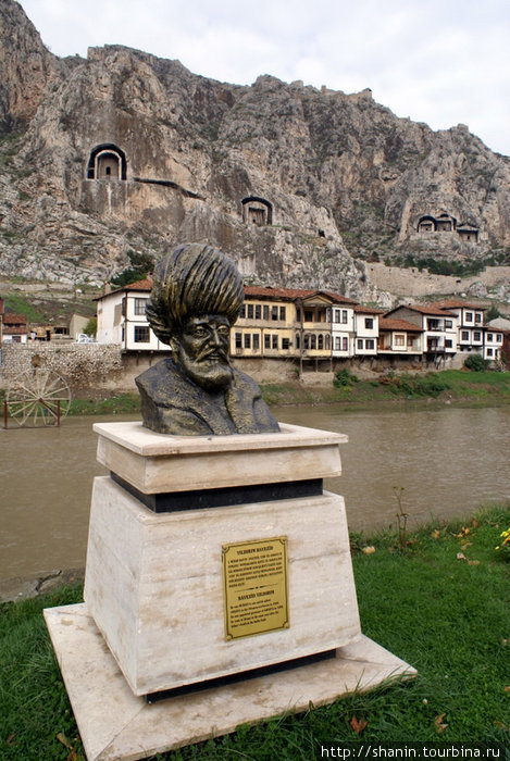 Султан Баязит — памятник на набережной Амасья, Турция