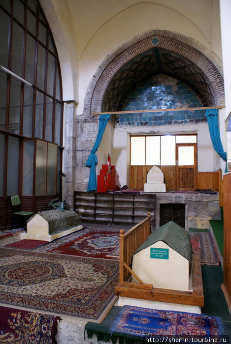 Гробницы в мечети при Гёкмедресе Амасья, Турция
