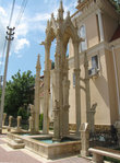 Фонтан Готический перед центральным входом в парк, украшает фасад дома архитектора. Скульптурная группа состоит из образов св. Павла, св. Георгия, св. Петра, Мефистофеля.