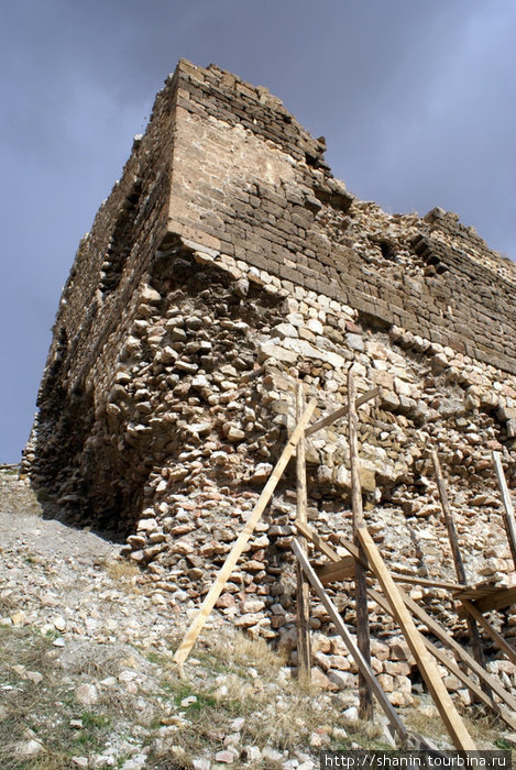 У основания крепостной башни отвалился кусок Байбурт, Турция