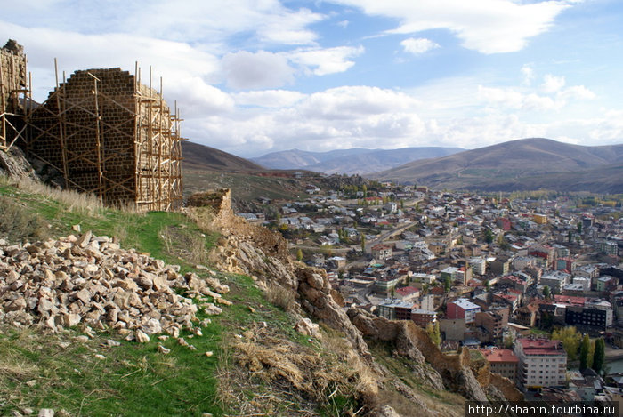 Крепость стоит на скале над городом Байбурт Байбурт, Турция