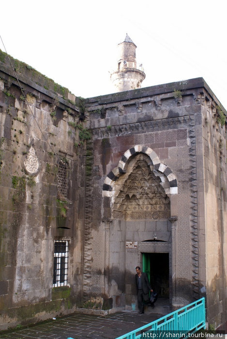 Вход в мечеть Шерефие Битлис, Турция