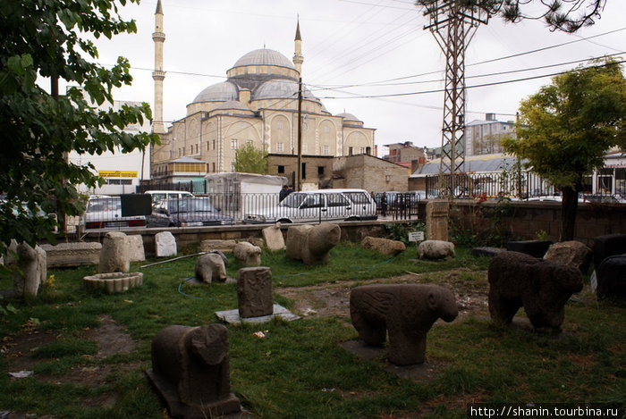 Вид из Археологического музея на мечеть