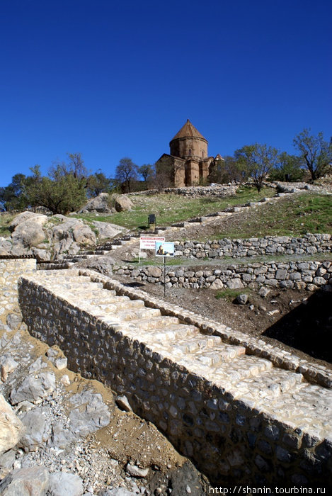 Дорожка от берега острова к церкви Ван, Турция