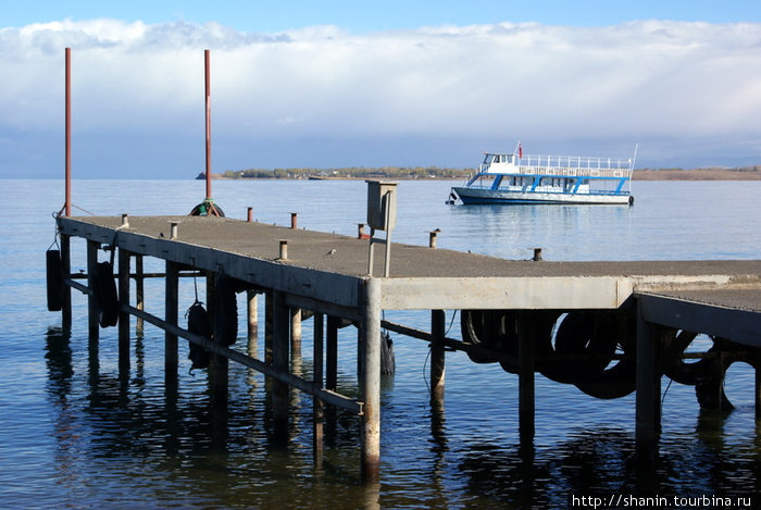 Пристань на озере Ван — от нее отправляются прогулочные суда к острову Акдамар Ван, Турция