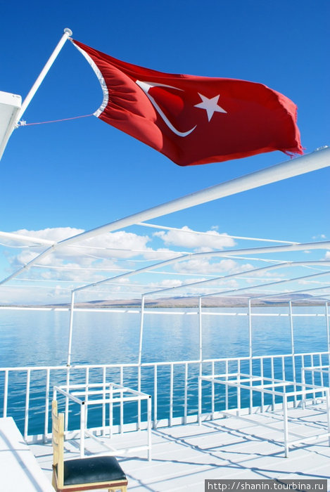 Турецкий флаг на прогулочном судне